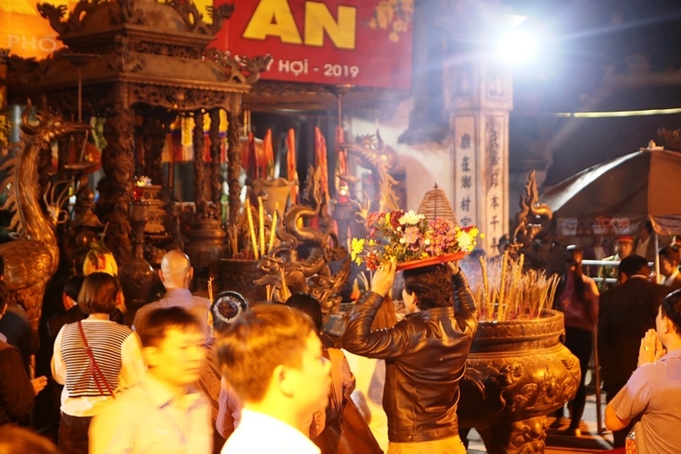 “Biển người” chờ đợi, nhiều người xé rào để vào dự lễ Khai ấn đền Trần - 9 “Biển người” chờ đợi, nhiều người xé rào để vào dự lễ Khai ấn đền Trần - 9