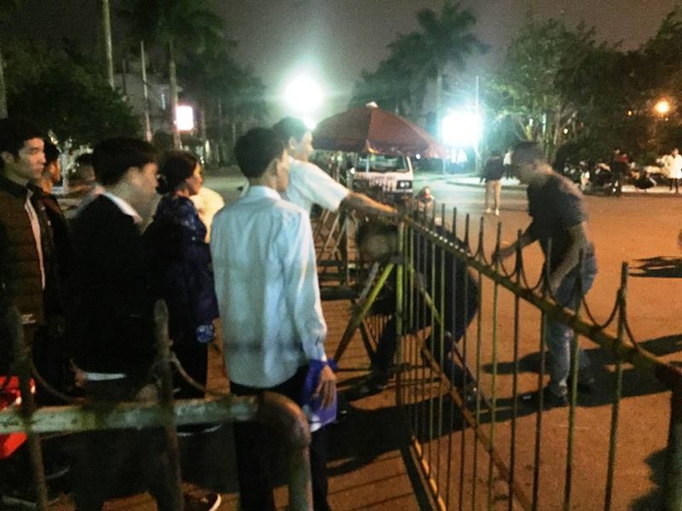 “Biển người” chờ đợi, nhiều người xé rào để vào dự lễ Khai ấn đền Trần - 5 “Biển người” chờ đợi, nhiều người xé rào để vào dự lễ Khai ấn đền Trần - 5