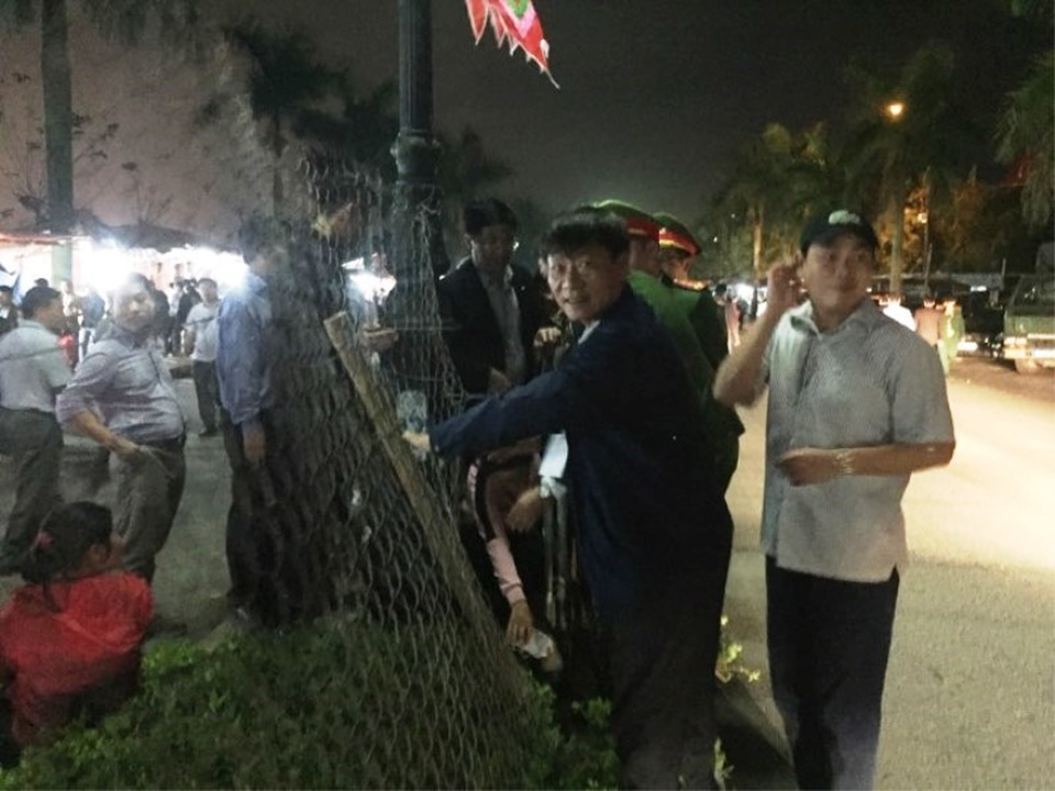 “Biển người” chờ đợi, nhiều người xé rào để vào dự lễ Khai ấn đền Trần - 2 “Biển người” chờ đợi, nhiều người xé rào để vào dự lễ Khai ấn đền Trần - 2