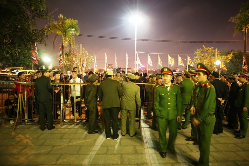“Biển người” chờ đợi, nhiều người xé rào để vào dự lễ Khai ấn đền Trần - 7 “Biển người” chờ đợi, nhiều người xé rào để vào dự lễ Khai ấn đền Trần - 7