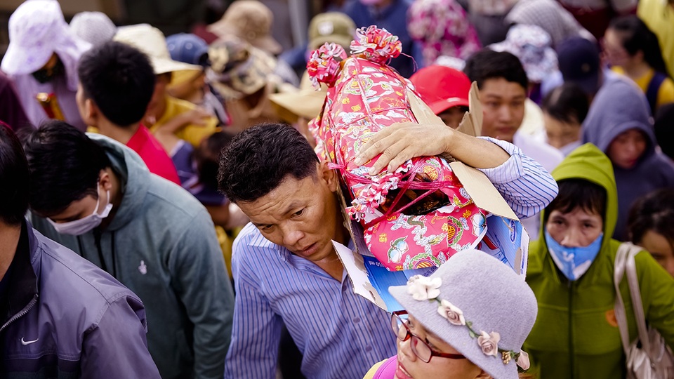 Mướt mồ hôi đội nắng, chen chân leo núi dâng lễ cúng Bà - 11 Mướt mồ hôi đội nắng, chen chân leo núi dâng lễ cúng Bà - 11