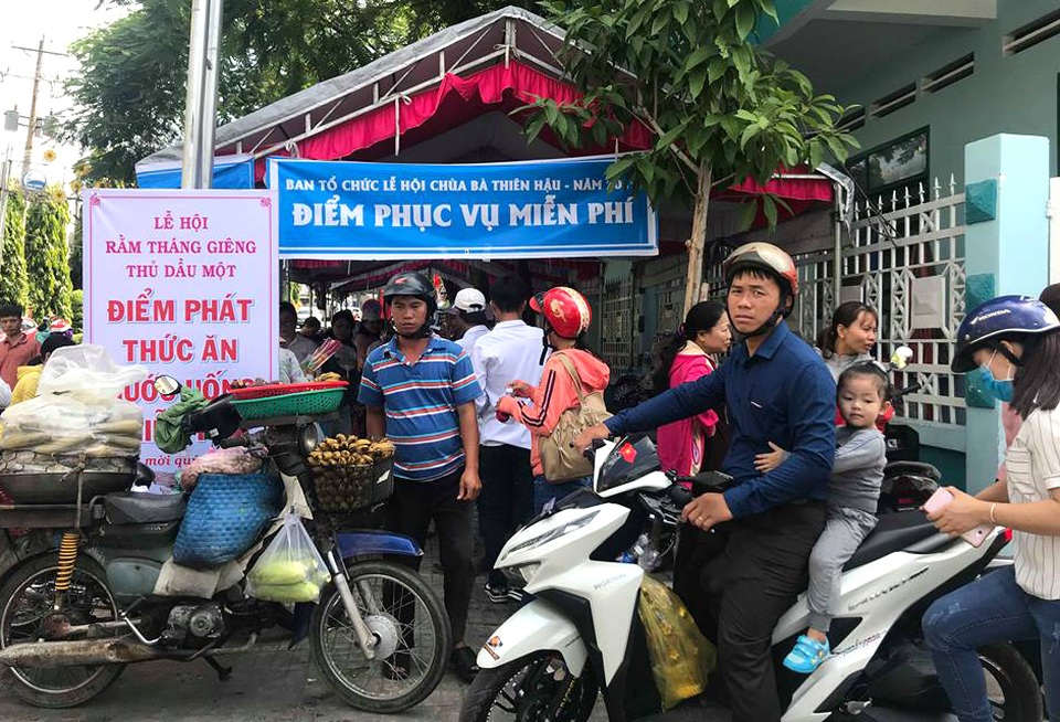 Biển người thức trắng đêm dâng lễ tại chùa Bà - 11 Biển người thức trắng đêm dâng lễ tại chùa Bà - 11