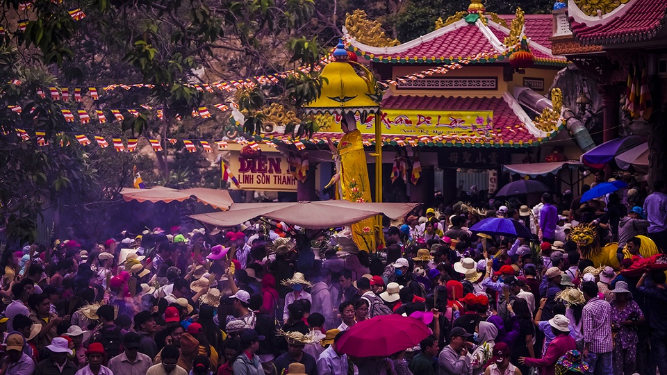 Mướt mồ hôi đội nắng, chen chân leo núi dâng lễ cúng Bà - 19 Mướt mồ hôi đội nắng, chen chân leo núi dâng lễ cúng Bà - 19