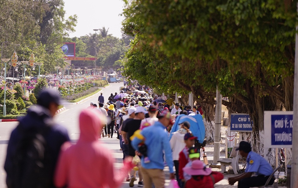 Mướt mồ hôi đội nắng, chen chân leo núi dâng lễ cúng Bà - 2 Mướt mồ hôi đội nắng, chen chân leo núi dâng lễ cúng Bà - 2