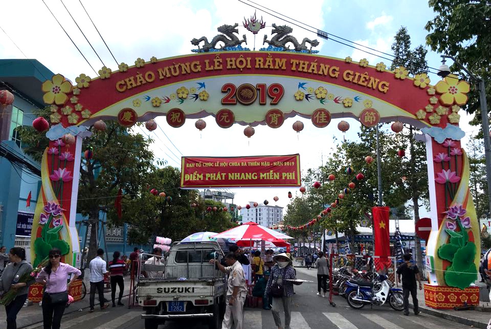 Biển người thức trắng đêm dâng lễ tại chùa Bà - 9 Biển người thức trắng đêm dâng lễ tại chùa Bà - 9
