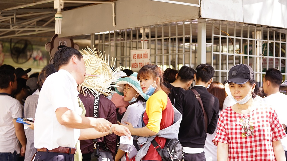 Mướt mồ hôi đội nắng, chen chân leo núi dâng lễ cúng Bà - 4 Mướt mồ hôi đội nắng, chen chân leo núi dâng lễ cúng Bà - 4