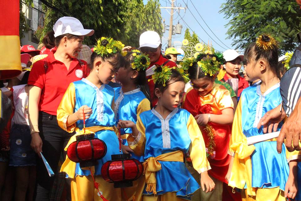 Biển người đội nắng “chảy theo dòng” rước kiệu Bà - 9 Biển người đội nắng “chảy theo dòng” rước kiệu Bà - 9