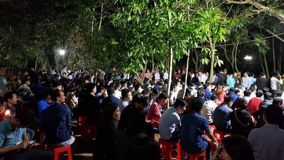 “Biển người” chờ đợi, nhiều người xé rào để vào dự lễ Khai ấn đền Trần - 14 “Biển người” chờ đợi, nhiều người xé rào để vào dự lễ Khai ấn đền Trần - 14