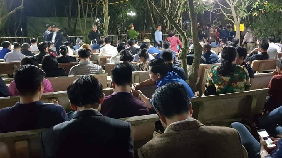 “Biển người” chờ đợi, nhiều người xé rào để vào dự lễ Khai ấn đền Trần - 12 “Biển người” chờ đợi, nhiều người xé rào để vào dự lễ Khai ấn đền Trần - 12