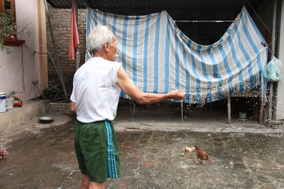 Ông lão U90 ở Hà Nội kể chuyện “tán đổ” vợ trẻ kém 40 chỉ bằng... câu nói đùa - 4