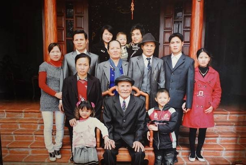 Ông lão U90 ở Hà Nội kể chuyện “tán đổ” vợ trẻ kém 40 chỉ bằng... câu nói đùa - 3