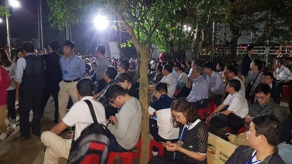 “Biển người” chờ đợi, nhiều người xé rào để vào dự lễ Khai ấn đền Trần - 13 “Biển người” chờ đợi, nhiều người xé rào để vào dự lễ Khai ấn đền Trần - 13