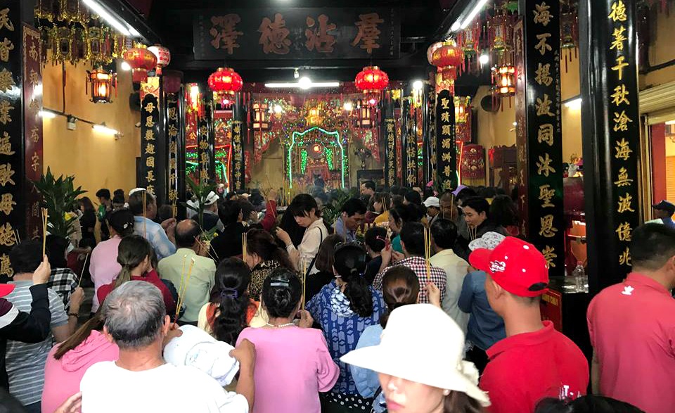 Biển người thức trắng đêm dâng lễ tại chùa Bà - 5 Biển người thức trắng đêm dâng lễ tại chùa Bà - 5