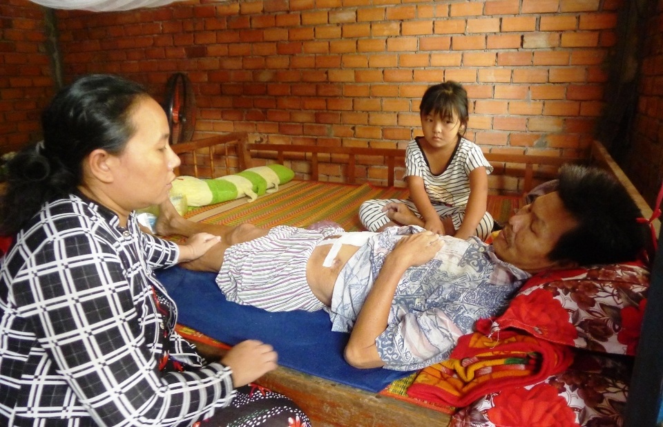 Chồng 8 lần mổ ruột, vợ và con lao đao trong túng bấn - 2 Chồng 8 lần mổ ruột, vợ và con lao đao trong túng bấn - 2