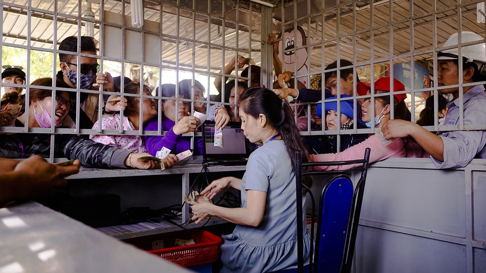 Mướt mồ hôi đội nắng, chen chân leo núi dâng lễ cúng Bà - 7 Mướt mồ hôi đội nắng, chen chân leo núi dâng lễ cúng Bà - 7
