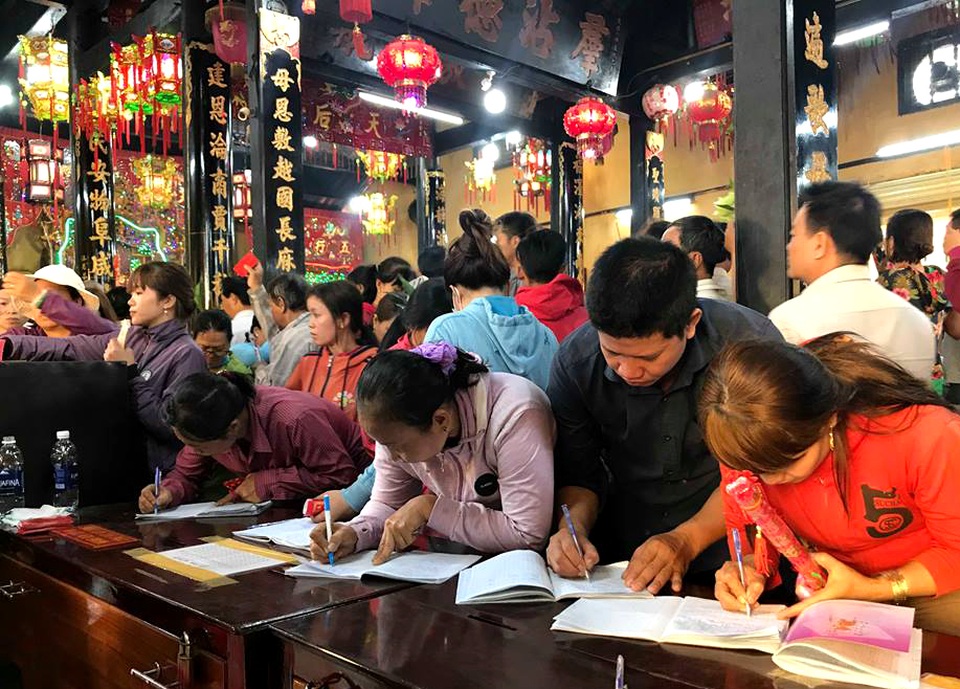 Biển người thức trắng đêm dâng lễ tại chùa Bà - 10 Biển người thức trắng đêm dâng lễ tại chùa Bà - 10