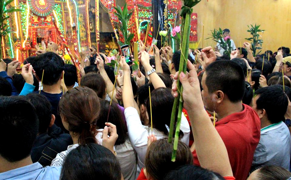 Biển người thức trắng đêm dâng lễ tại chùa Bà - 6 Biển người thức trắng đêm dâng lễ tại chùa Bà - 6