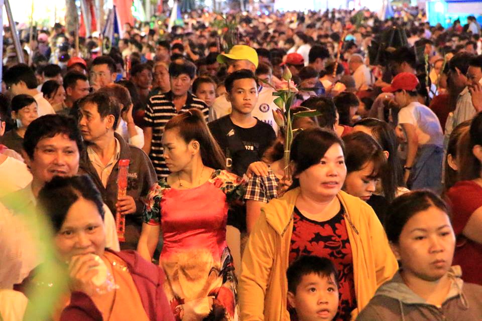 Biển người thức trắng đêm dâng lễ tại chùa Bà - 7 Biển người thức trắng đêm dâng lễ tại chùa Bà - 7