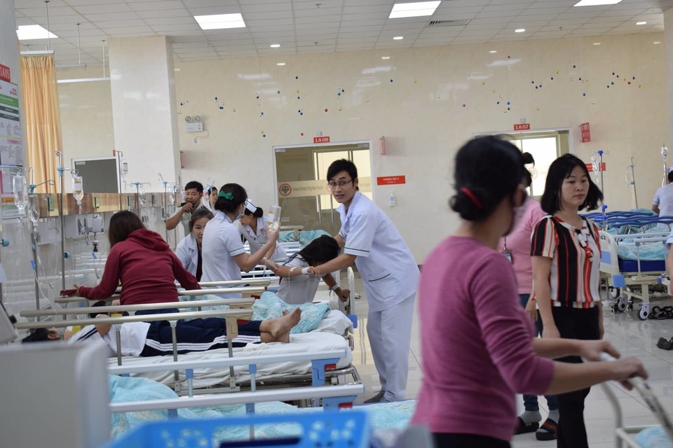 Các trẻ em bị ngộ độc được đưa vào bệnh viện cấp cứu