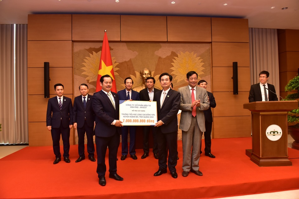 Anh1.Văn Phú – Invest trao tặng 7 tỷ đồng hỗ trợ xây dựng trường tiểu học vùng cao.jpg