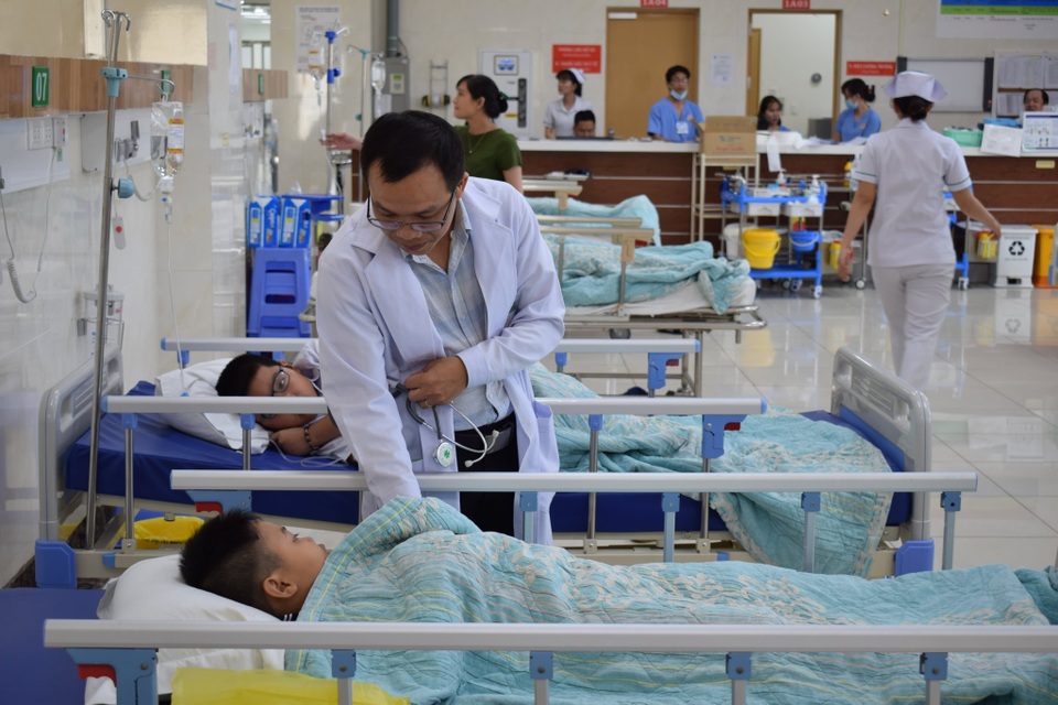 Bác sĩ thăm khám các nạn nhân