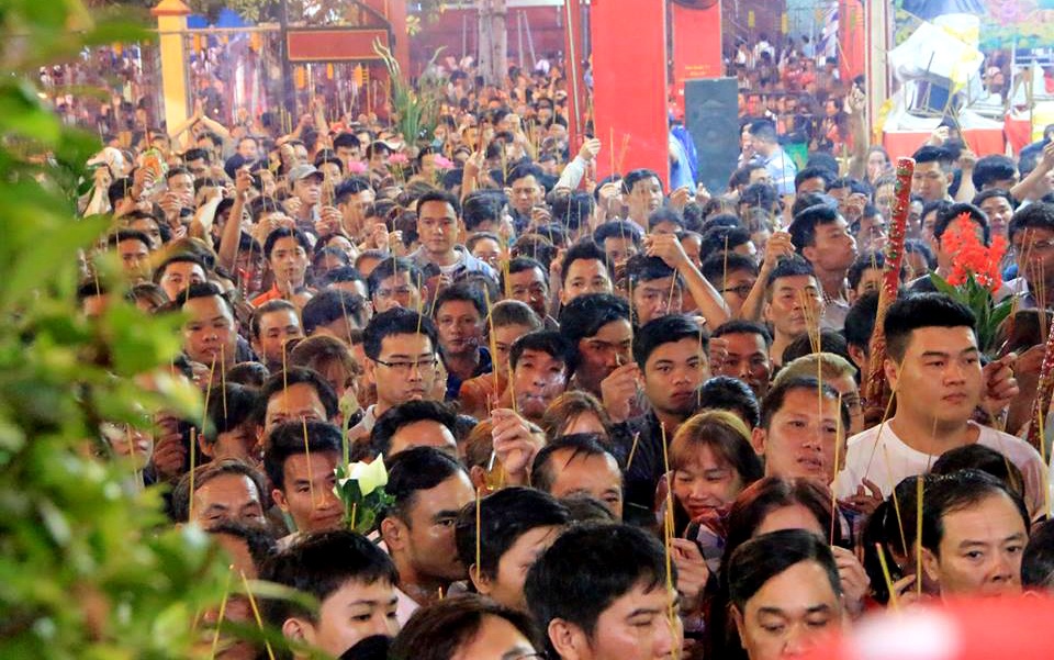 Biển người thức trắng đêm dâng lễ tại chùa Bà - 4 Biển người thức trắng đêm dâng lễ tại chùa Bà - 4