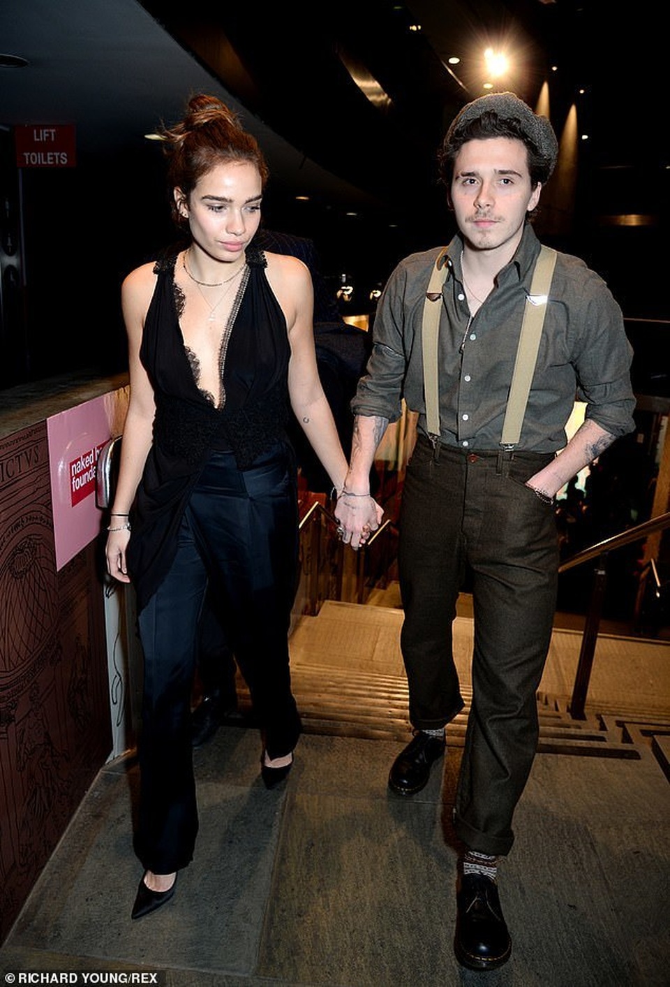 Con trai David Beckham không rời mắt khỏi bạn gái hơn tuổi - 4 Con trai David Beckham không rời mắt khỏi bạn gái hơn tuổi - 4