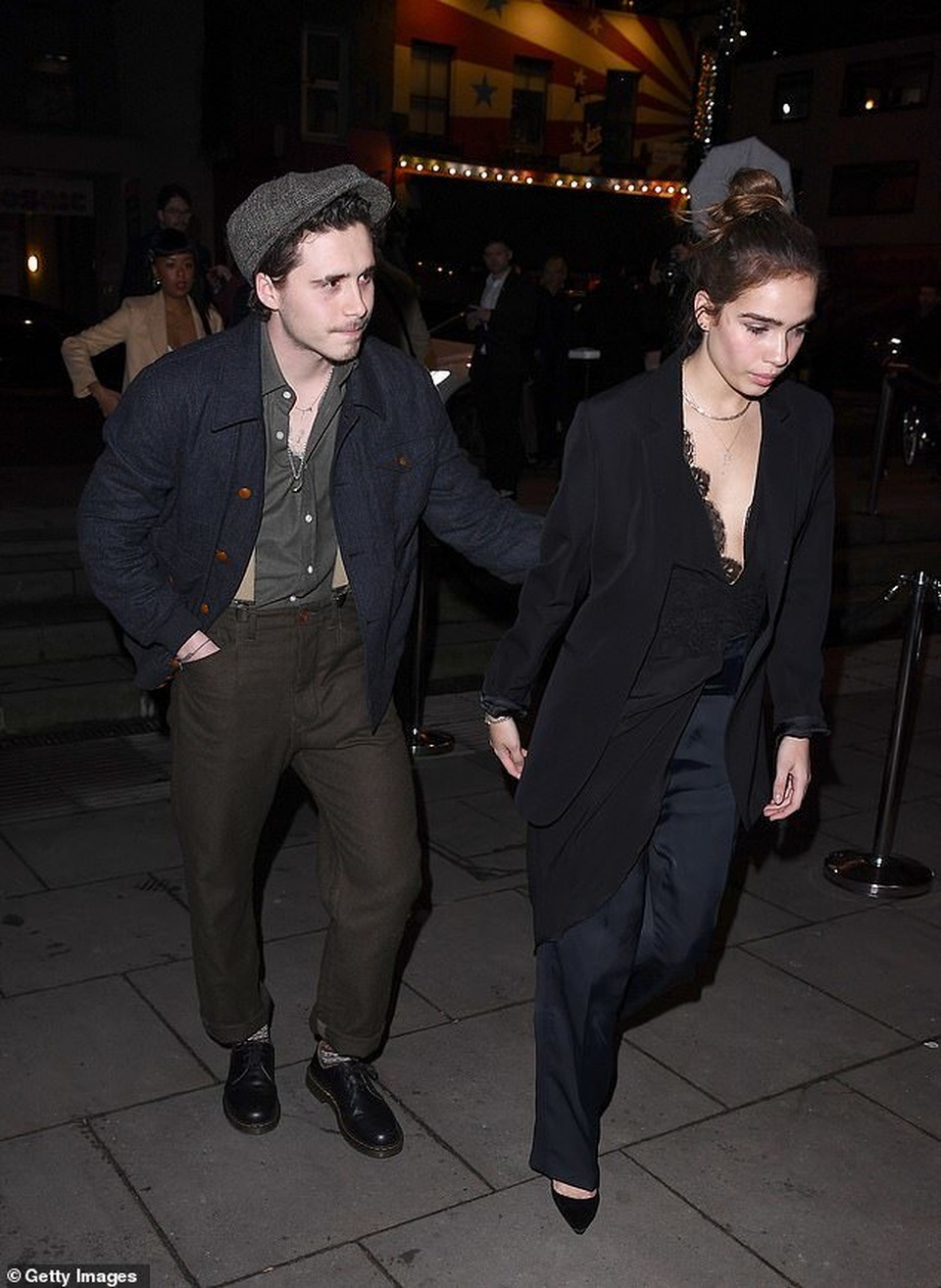 Con trai David Beckham không rời mắt khỏi bạn gái hơn tuổi - 8 Con trai David Beckham không rời mắt khỏi bạn gái hơn tuổi - 8