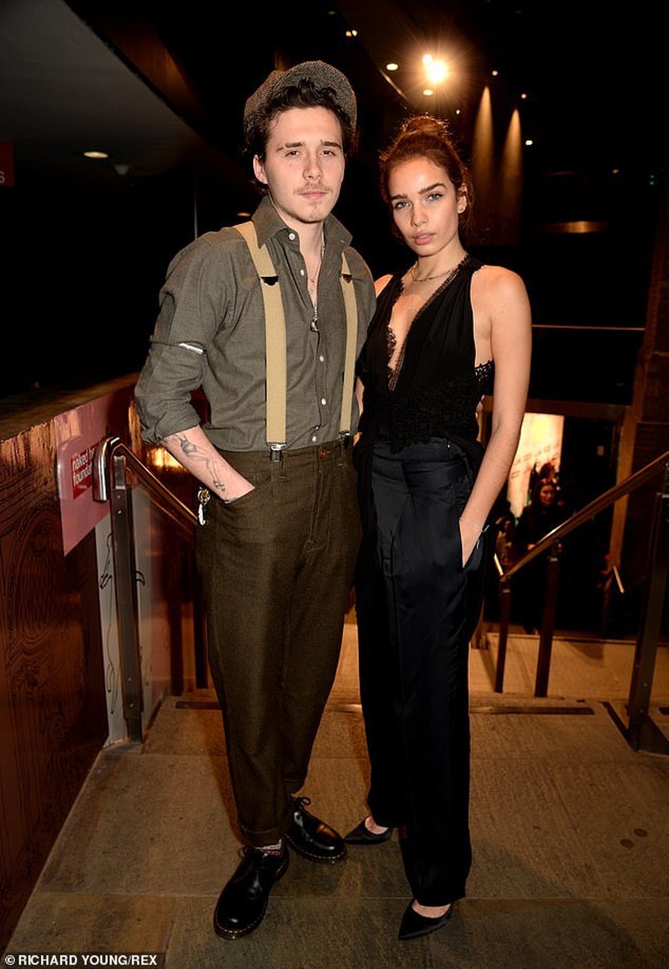 Con trai David Beckham không rời mắt khỏi bạn gái hơn tuổi - 6 Con trai David Beckham không rời mắt khỏi bạn gái hơn tuổi - 6