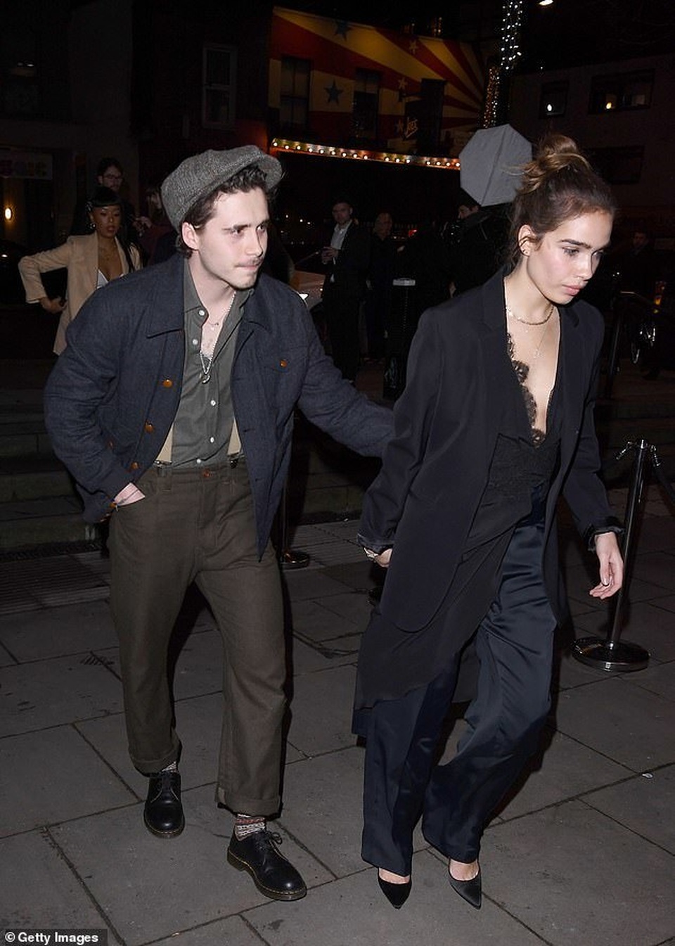 Con trai David Beckham không rời mắt khỏi bạn gái hơn tuổi - 9 Con trai David Beckham không rời mắt khỏi bạn gái hơn tuổi - 9