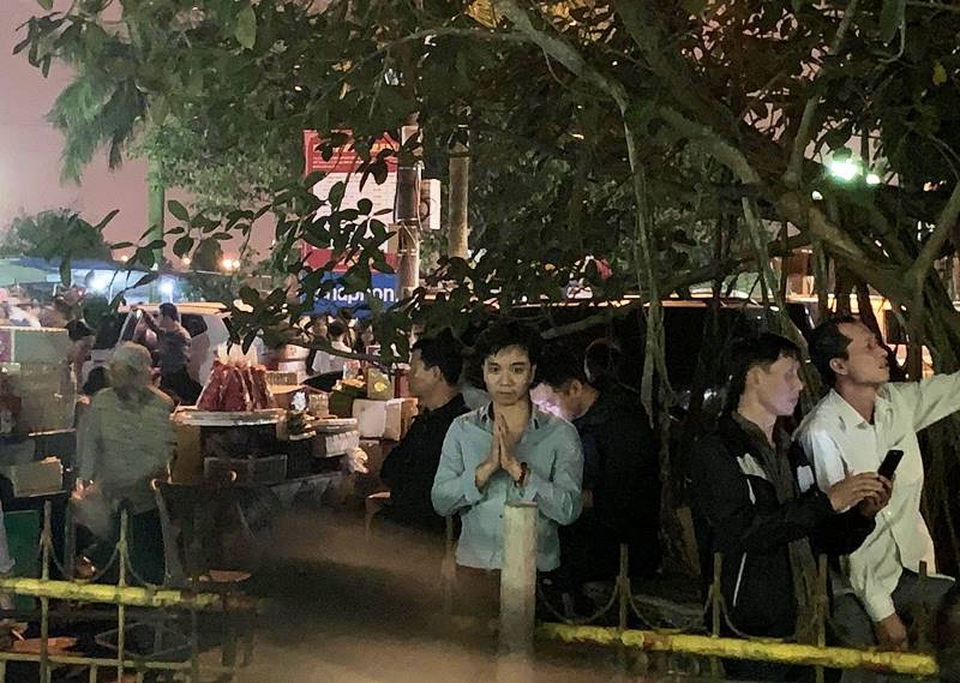 Kiệu rước ấn đền Trần vẫn hứng “cơn mưa” tiền lẻ - 11 Kiệu rước ấn đền Trần vẫn hứng “cơn mưa” tiền lẻ - 11