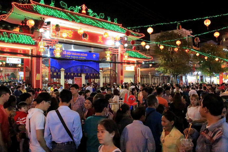 Biển người thức trắng đêm dâng lễ tại chùa Bà - 2 Biển người thức trắng đêm dâng lễ tại chùa Bà - 2