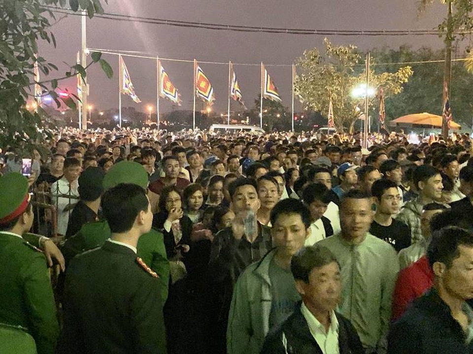 Kiệu rước ấn đền Trần vẫn hứng “cơn mưa” tiền lẻ - 9 Kiệu rước ấn đền Trần vẫn hứng “cơn mưa” tiền lẻ - 9