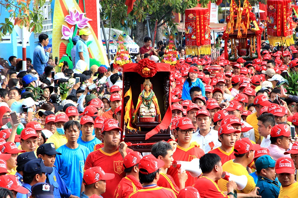 Biển người đội nắng “chảy theo dòng” rước kiệu Bà - 4 Biển người đội nắng “chảy theo dòng” rước kiệu Bà - 4