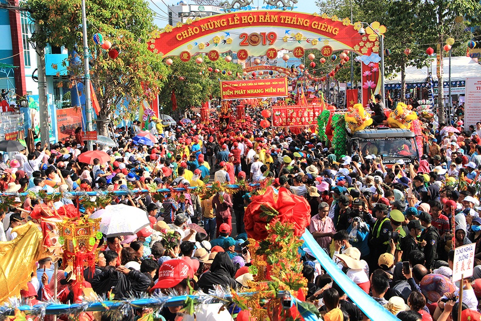 Biển người đội nắng “chảy theo dòng” rước kiệu Bà - 1 Biển người đội nắng “chảy theo dòng” rước kiệu Bà - 1