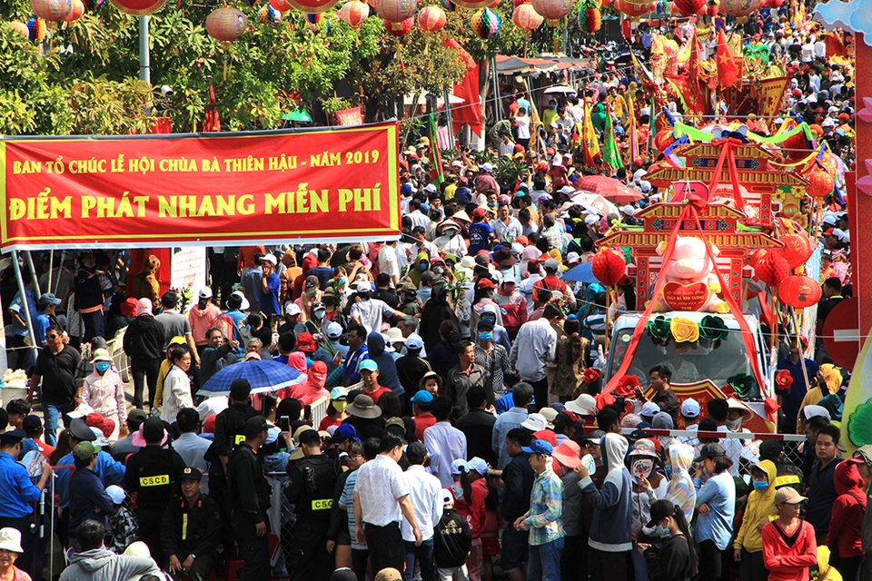 Biển người đội nắng “chảy theo dòng” rước kiệu Bà - 3 Biển người đội nắng “chảy theo dòng” rước kiệu Bà - 3