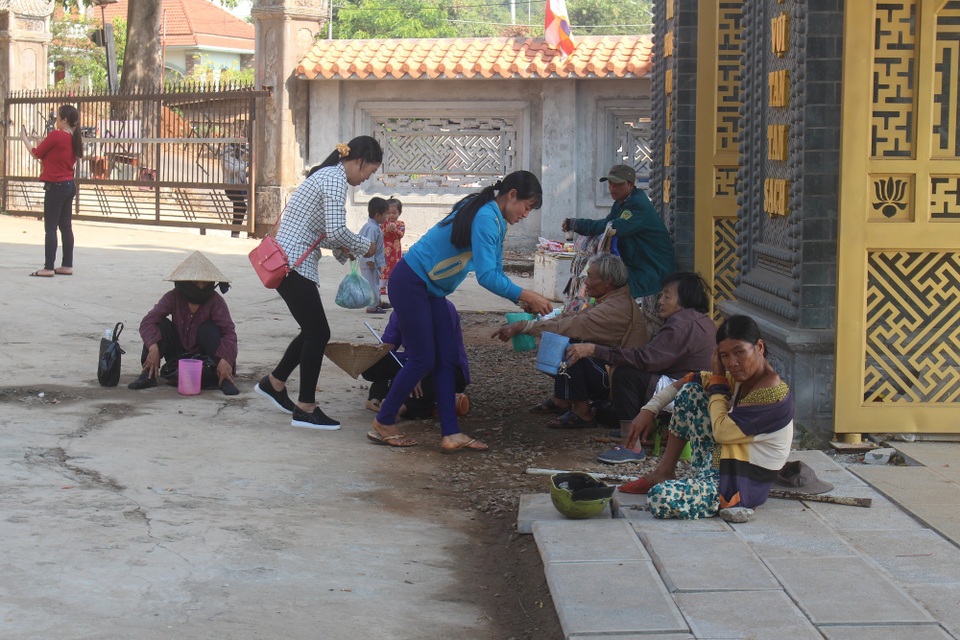 Ăn xin “hỗn chiến” trước cổng chùa để giành chỗ đẹp (!) - 1 Ăn xin “hỗn chiến” trước cổng chùa để giành chỗ đẹp (!) - 1