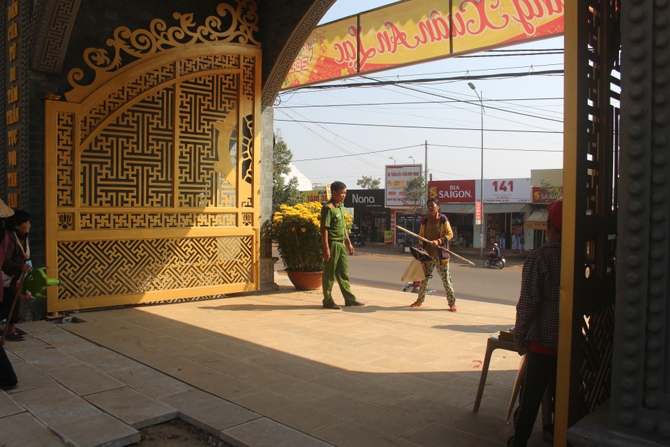 Ăn xin “hỗn chiến” trước cổng chùa để giành chỗ đẹp (!) - 2 Ăn xin “hỗn chiến” trước cổng chùa để giành chỗ đẹp (!) - 2