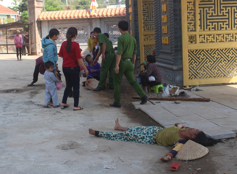 Ăn xin “hỗn chiến” trước cổng chùa để giành chỗ đẹp (!) - 3 Ăn xin “hỗn chiến” trước cổng chùa để giành chỗ đẹp (!) - 3