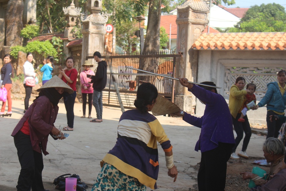 Ăn xin “hỗn chiến” trước cổng chùa để giành chỗ đẹp (!) - 5 Ăn xin “hỗn chiến” trước cổng chùa để giành chỗ đẹp (!) - 5