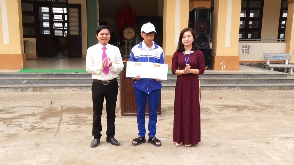 Tuyên dương nam sinh nhặt được ví, tìm trả lại người mất - 1 Tuyên dương nam sinh nhặt được ví, tìm trả lại người mất - 1