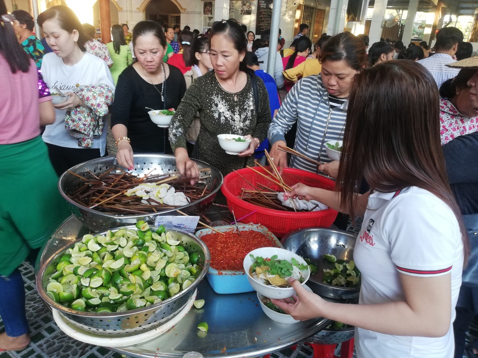 Đặc sản bún mắm nước lèo chay “hút” khách ngày Rằm tháng Giêng - 9 Đặc sản bún mắm nước lèo chay “hút” khách ngày Rằm tháng Giêng - 9