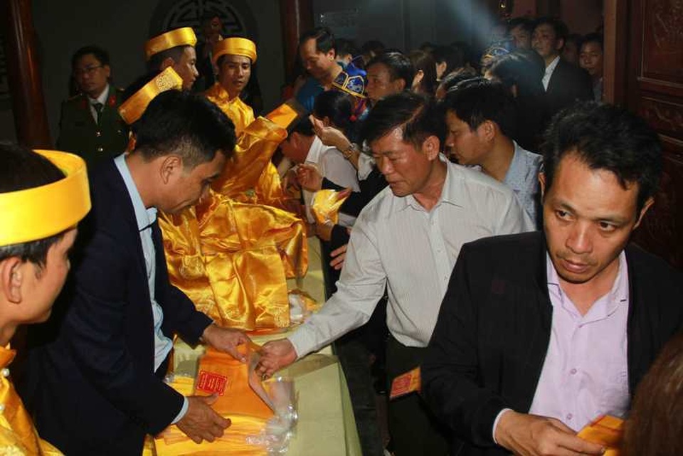 Đền Trần Thanh Hóa phát 10.000 lá ấn cho người dân và du khách - 9 Đền Trần Thanh Hóa phát 10.000 lá ấn cho người dân và du khách - 9