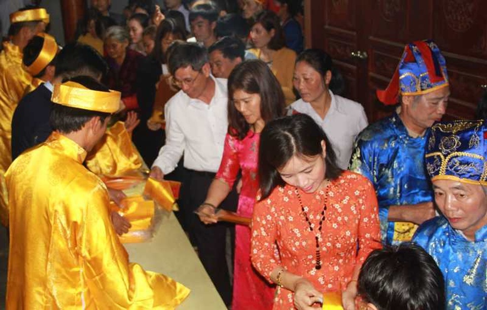 Đền Trần Thanh Hóa phát 10.000 lá ấn cho người dân và du khách - 10 Đền Trần Thanh Hóa phát 10.000 lá ấn cho người dân và du khách - 10