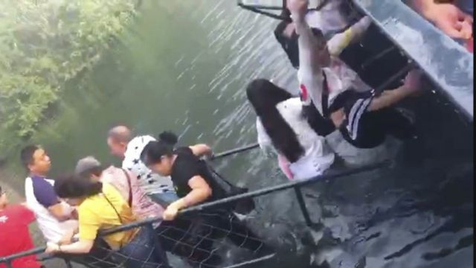 Khách Trung Quốc nhảy nhót quá khích làm cầu đứt gãy - 1 Khách Trung Quốc nhảy nhót quá khích làm cầu đứt gãy - 1