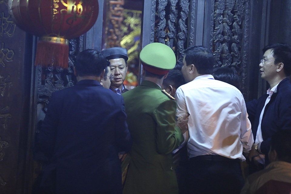 Kiệu rước ấn đền Trần vẫn hứng “cơn mưa” tiền lẻ - 7 Kiệu rước ấn đền Trần vẫn hứng “cơn mưa” tiền lẻ - 7