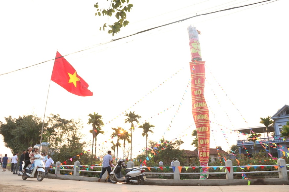 Đuốc khổng lồ cao bằng tòa nhà ở hội làng Tường Phiêu - 1 Đuốc khổng lồ cao bằng tòa nhà ở hội làng Tường Phiêu - 1