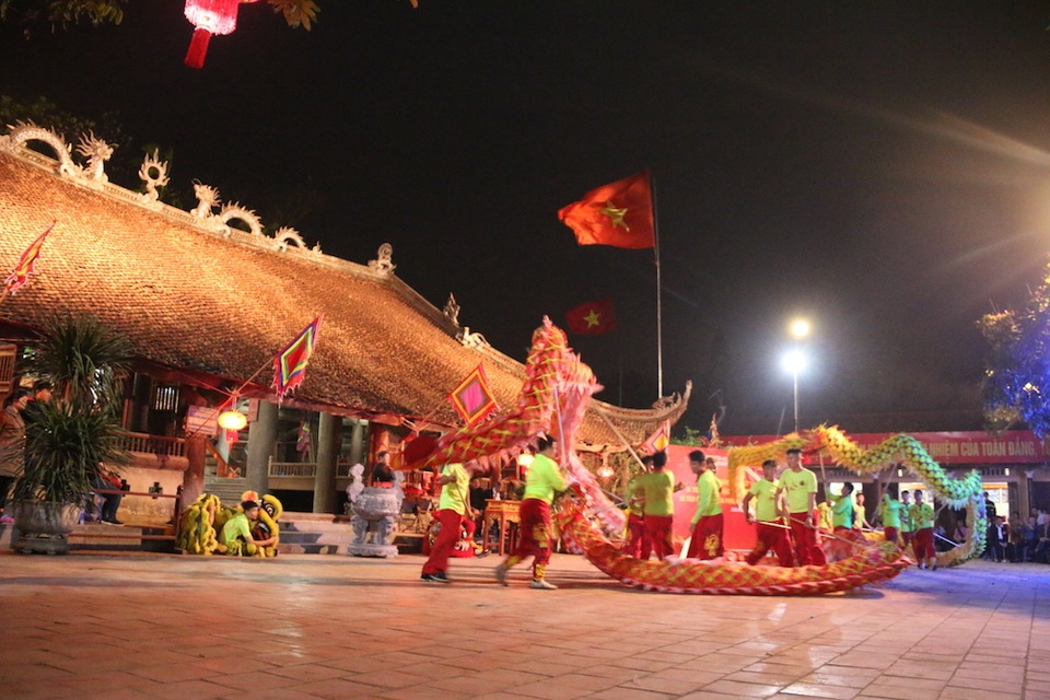 Đuốc khổng lồ cao bằng tòa nhà ở hội làng Tường Phiêu - 14 Đuốc khổng lồ cao bằng tòa nhà ở hội làng Tường Phiêu - 14