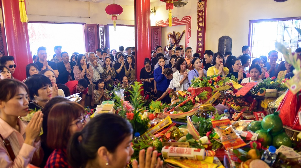 Phủ Tây Hồ đông nghịt người lễ Rằm tháng Giêng - 9 Phủ Tây Hồ đông nghịt người lễ Rằm tháng Giêng - 9