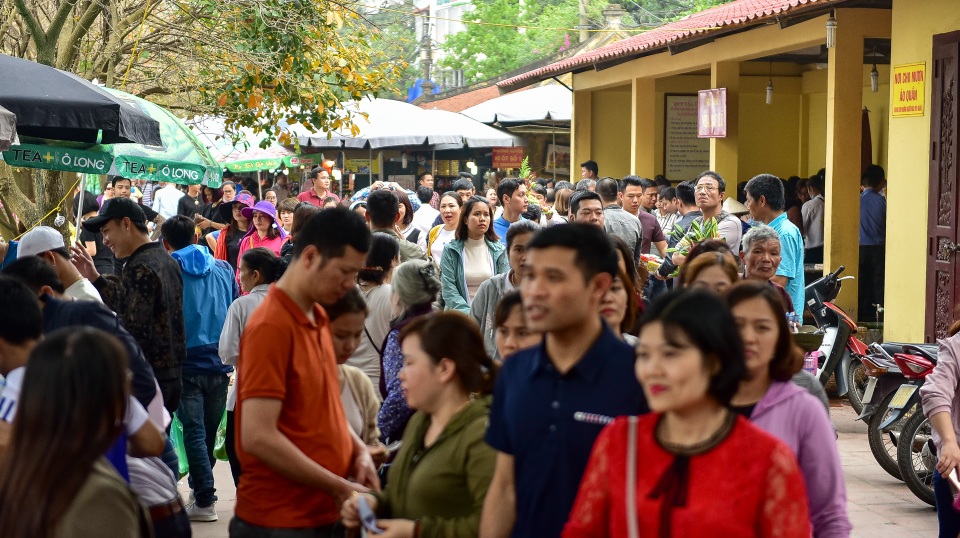 Phủ Tây Hồ đông nghịt người lễ Rằm tháng Giêng - 12 Phủ Tây Hồ đông nghịt người lễ Rằm tháng Giêng - 12